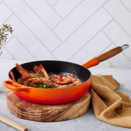 Le Creuset - WOODEN HANDLE SAUTE PAN / 28 cm ЦВЯТ: FLAME (VOLCANIC)
